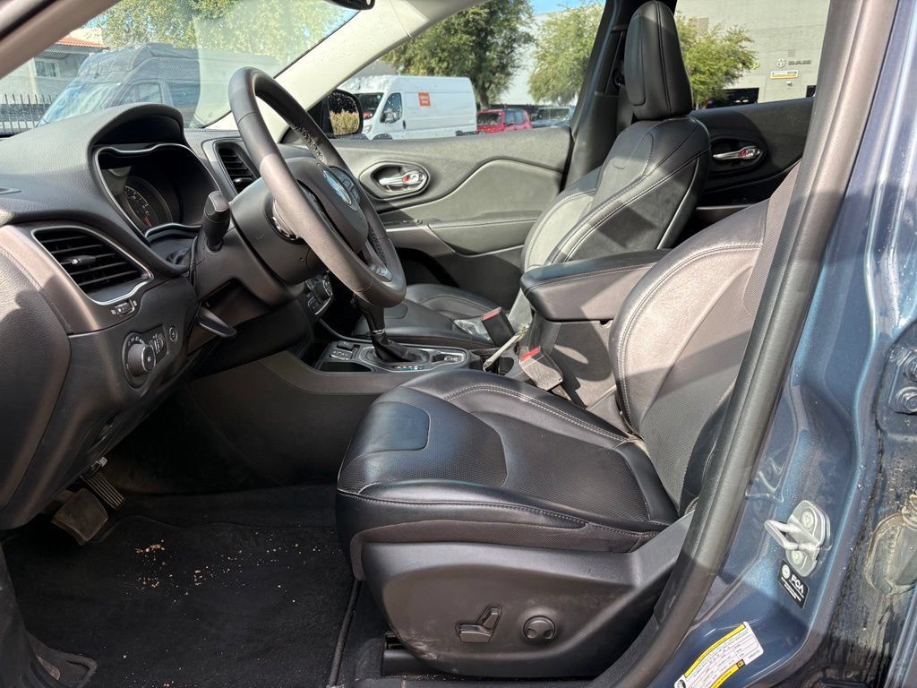 Certified 2022 Jeep Cherokee Latitude Lux w/ Sun & Sound Group FWD image 9