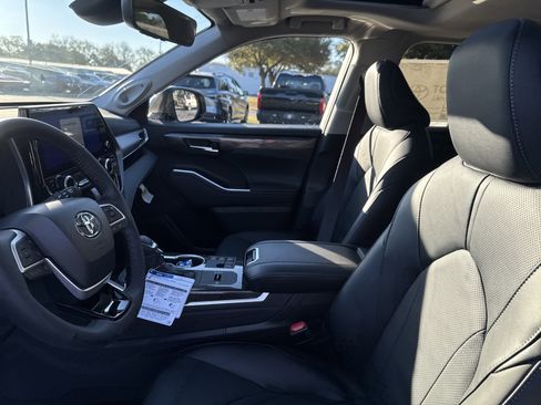 New 2026 Toyota Highlander Limited image 13