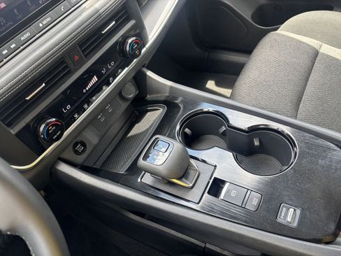 Used 2025 Nissan Rogue SV FWD image 43