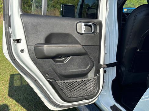Certified 2021 Jeep Gladiator Overland AWD/4WD image 12