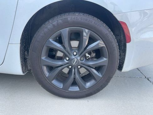 Used 2019 Chrysler Pacifica Touring-L Plus w/ S Appearance Package FWD image 11