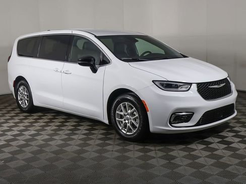 Used 2025 Chrysler Pacifica Select FWD image 2