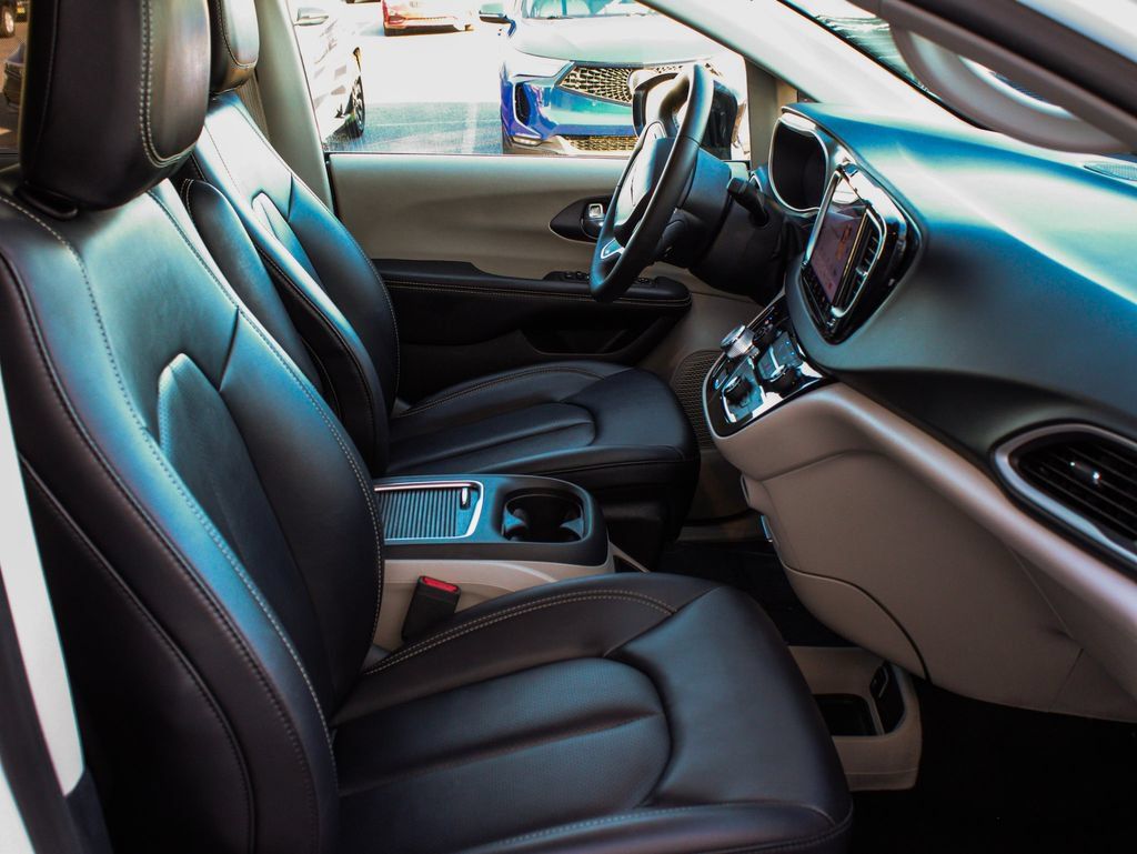 Used 2024 Chrysler Pacifica Touring-L FWD image 43