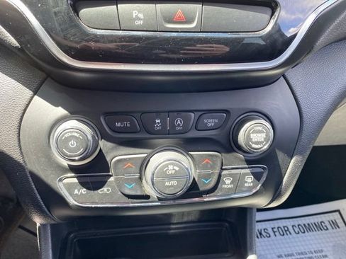 Used 2019 Jeep Cherokee Limited AWD/4WD image 10
