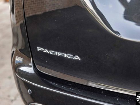 Used 2023 Chrysler Pacifica Touring-L FWD image 11