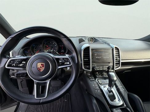Used 2017 Porsche Cayenne Platinum Edition w/ Premium Package (PJV) image 4