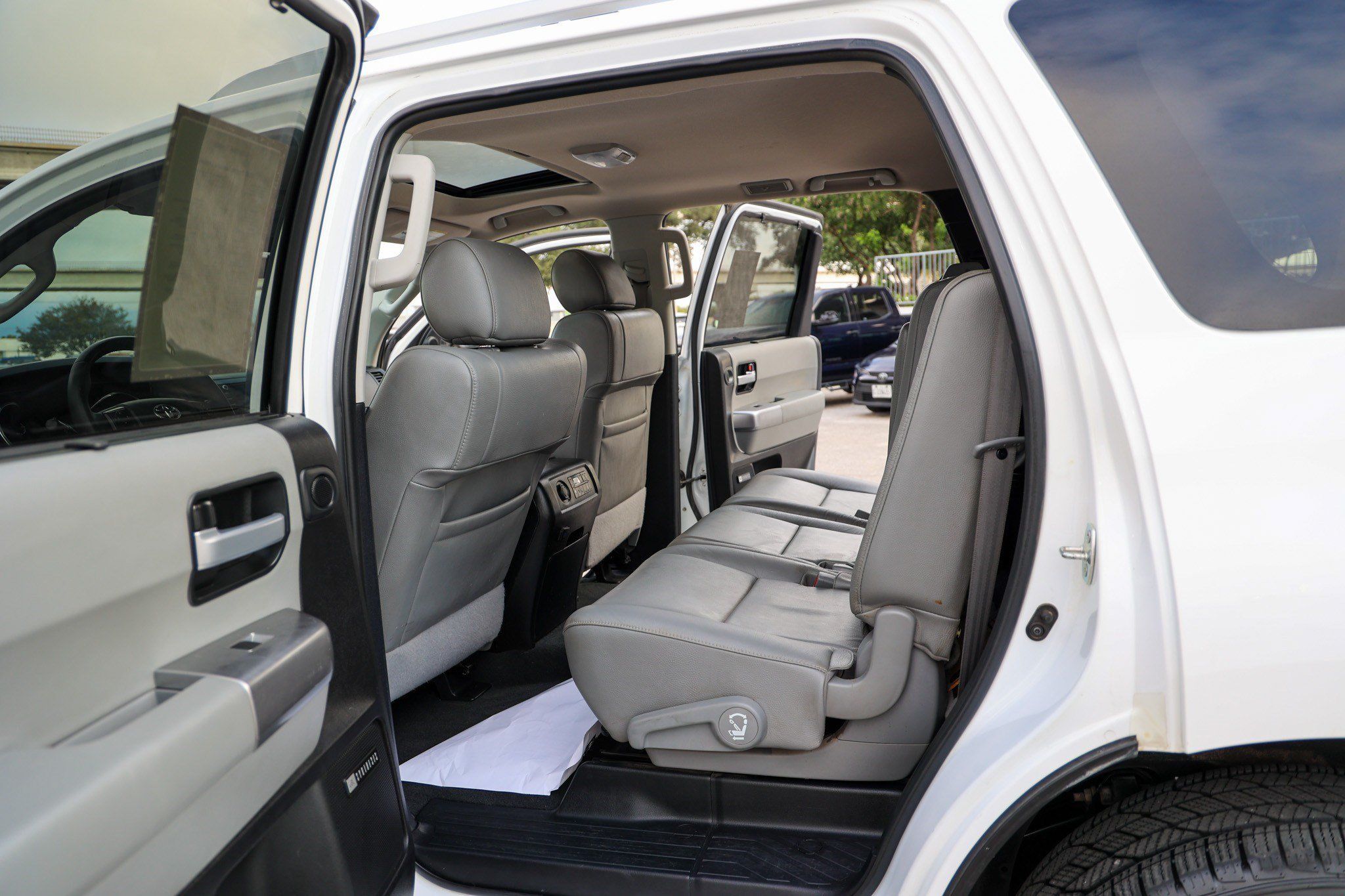 Used 2020 Toyota Sequoia Limited w/ Safety & Convenience Package AWD/4WD image 38