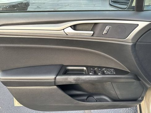 Used 2017 Ford Fusion SE FWD image 10