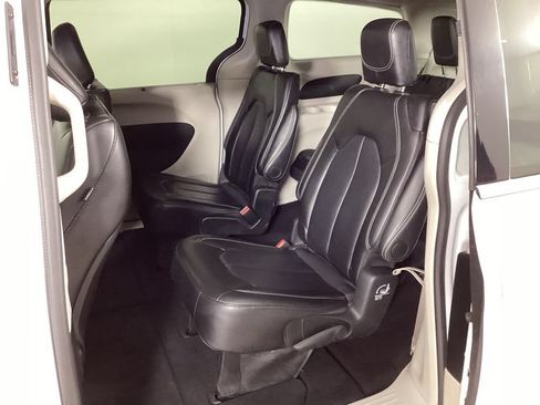 Used 2024 Chrysler Pacifica Touring-L FWD image 31
