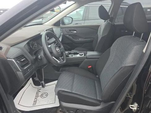 Used 2023 Nissan Rogue SV image 2