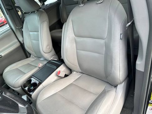 Used 2017 Toyota Sienna XLE w/ XLE Navigation Package FWD image 12