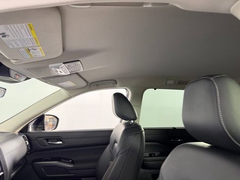 Used 2025 Nissan Pathfinder SL FWD image 25