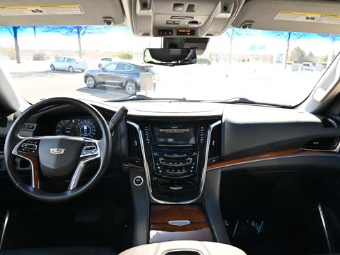 Used 2017 Cadillac Escalade ESV Luxury image 44