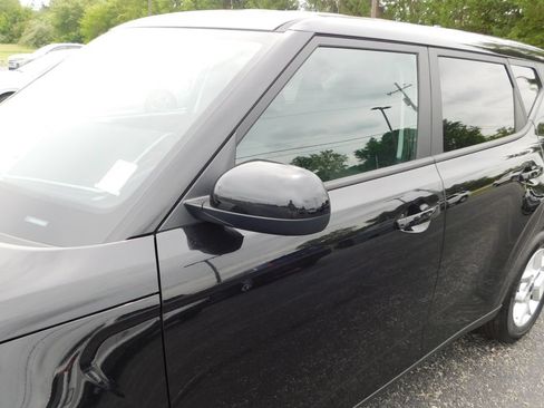 Used 2025 Kia Soul LX w/ LX Technology Package FWD image 11