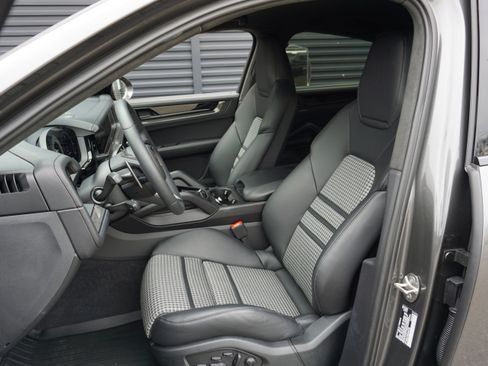 Certified 2025 Porsche Cayenne GTS image 4