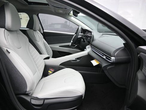 Used 2025 Hyundai Elantra Limited FWD image 35