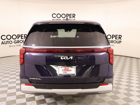 Used 2025 Kia Carnival FWD image 23