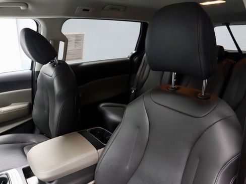 Used 2025 Kia Carnival FWD image 27