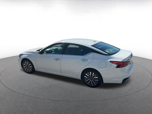 Used 2025 Nissan Altima 2.5 SV FWD image 10
