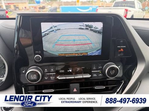 Used 2023 Toyota Highlander XLE AWD/4WD image 23