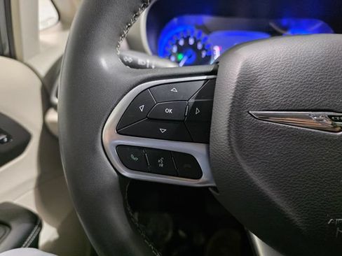 Used 2023 Chrysler Pacifica Touring-L FWD image 13