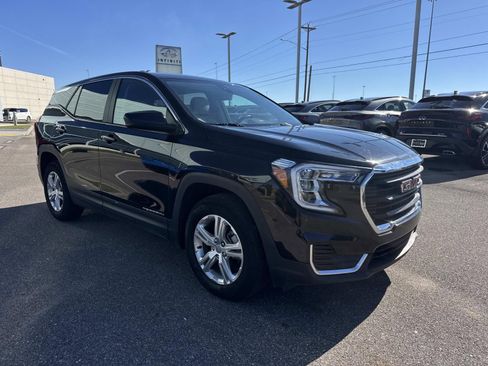 Used 2024 GMC Terrain SLE image 3