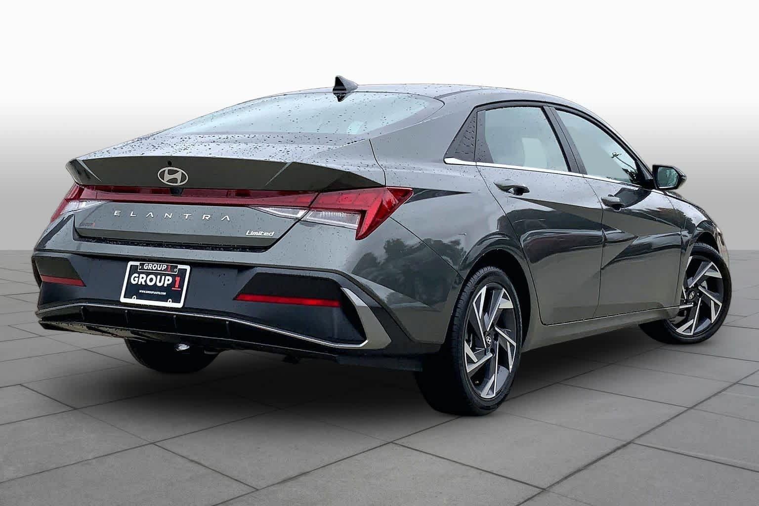 Used 2025 Hyundai Elantra Limited FWD image 13