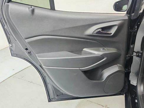 Used 2024 Chevrolet Trax LT w/ Sunroof Package FWD image 23