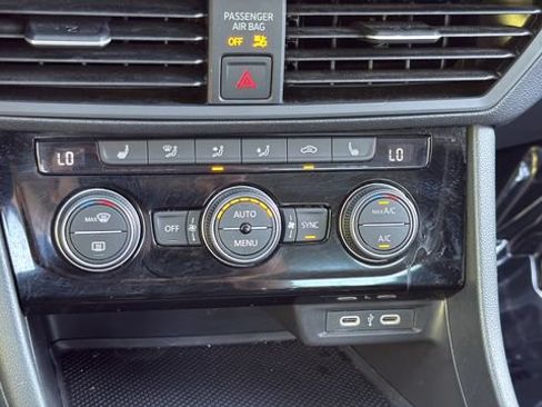 Used 2024 Volkswagen Jetta SE FWD image 21