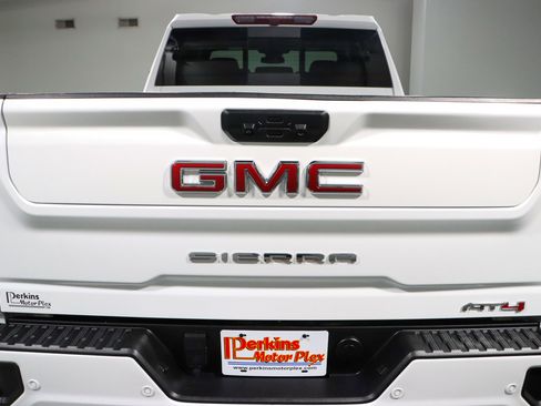 Used 2024 GMC Sierra 2500 AT4 w/ AT4 Preferred Package image 8