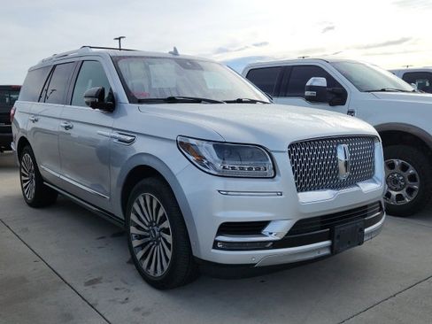 Used 2019 Lincoln Navigator Reserve image 4