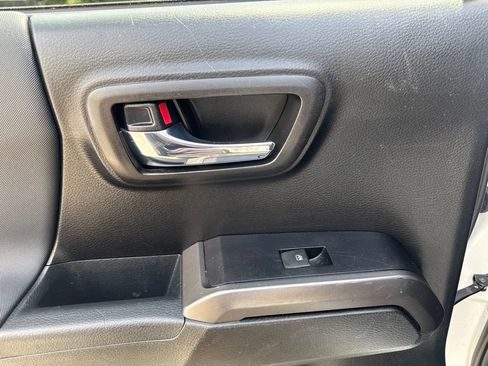 Used 2022 Toyota Tacoma TRD Off-Road w/ Technology Package AWD/4WD image 19