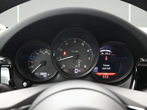 Certified 2025 Porsche Macan AWD/4WD image 18