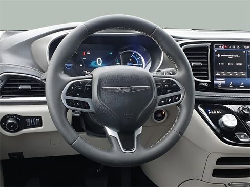 Used 2023 Chrysler Pacifica Touring-L image 15