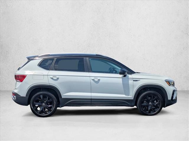 Used 2024 Volkswagen Taos SE w/ Panoramic Sunroof Package FWD image 4
