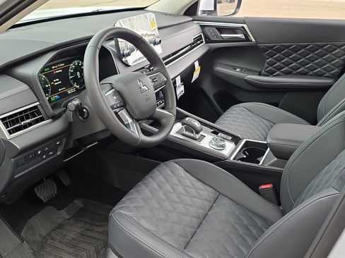 New 2025 Mitsubishi Outlander SEL image 11
