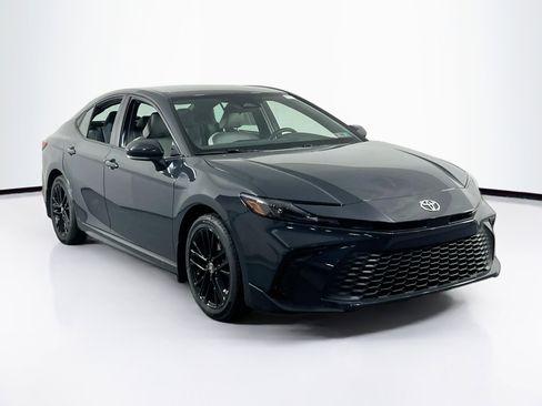 Used 2025 Toyota Camry SE image 3