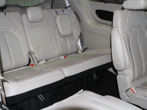 Used 2018 Chrysler Pacifica Touring-L Plus w/ Advanced Safetytec Group FWD image 26