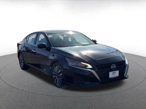 Used 2025 Nissan Altima 2.5 SV image 3