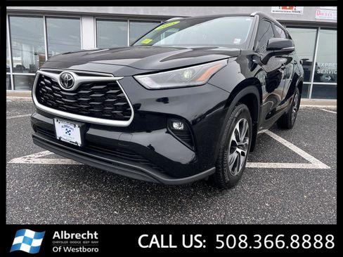 Used 2025 Toyota Highlander XLE image 1