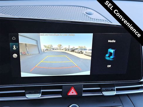 Used 2025 Hyundai Elantra SEL image 24