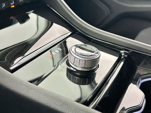 Used 2023 Jeep Grand Cherokee Laredo image 16