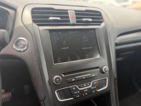 Used 2018 Ford Fusion SE w/ Equipment Group 201A FWD image 13