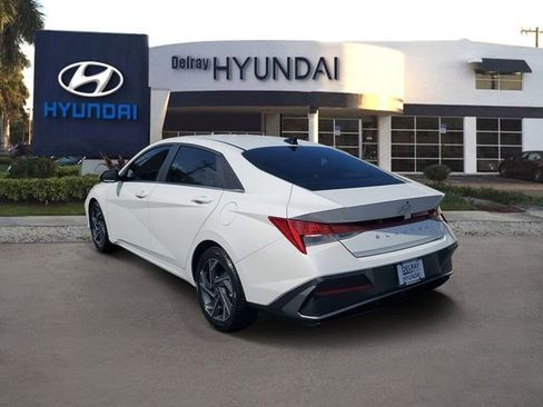 Used 2025 Hyundai Elantra SEL FWD image 4