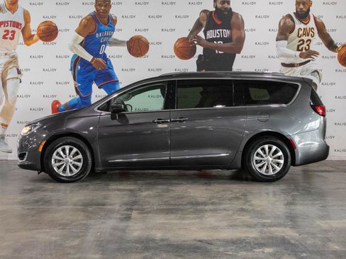 Used 2019 Chrysler Pacifica Touring-L image 16