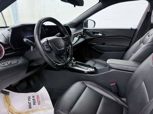 Used 2024 Chevrolet Trax RS w/ Sunroof Package FWD image 18
