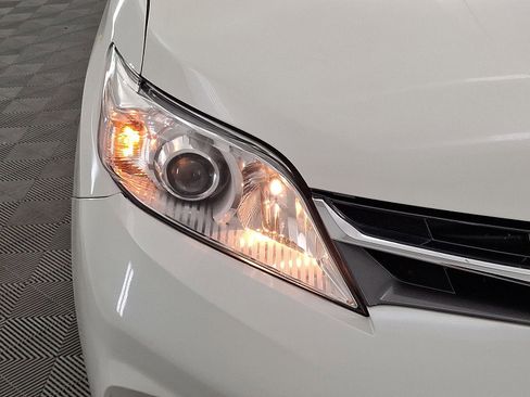 Certified 2019 Toyota Sienna XLE w/ XLE Navigation Package FWD image 28