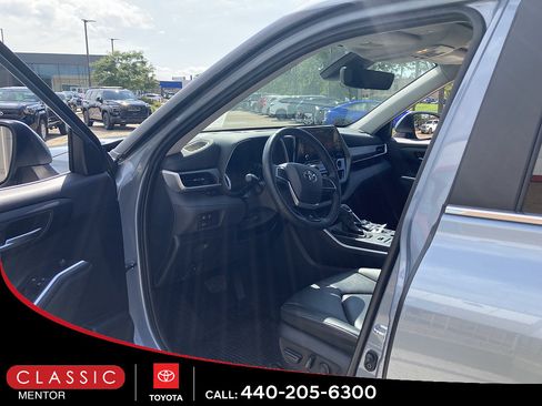 Used 2024 Toyota Highlander XLE AWD/4WD image 3