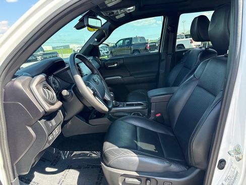 Used 2020 Toyota Tacoma TRD Off-Road w/ TRD Premium Off Road Package AWD/4WD image 4