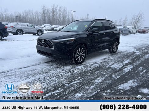 Used 2022 Toyota Corolla Cross XLE image 3